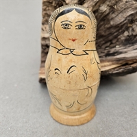 babushka dukke naturtræ med sorte streg mønster tegninger klassisk træ dukke fra Rusland gammel 